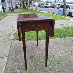 1940's  Mahogany Pembroke drop Leaf Side Table English Traditional Federal 