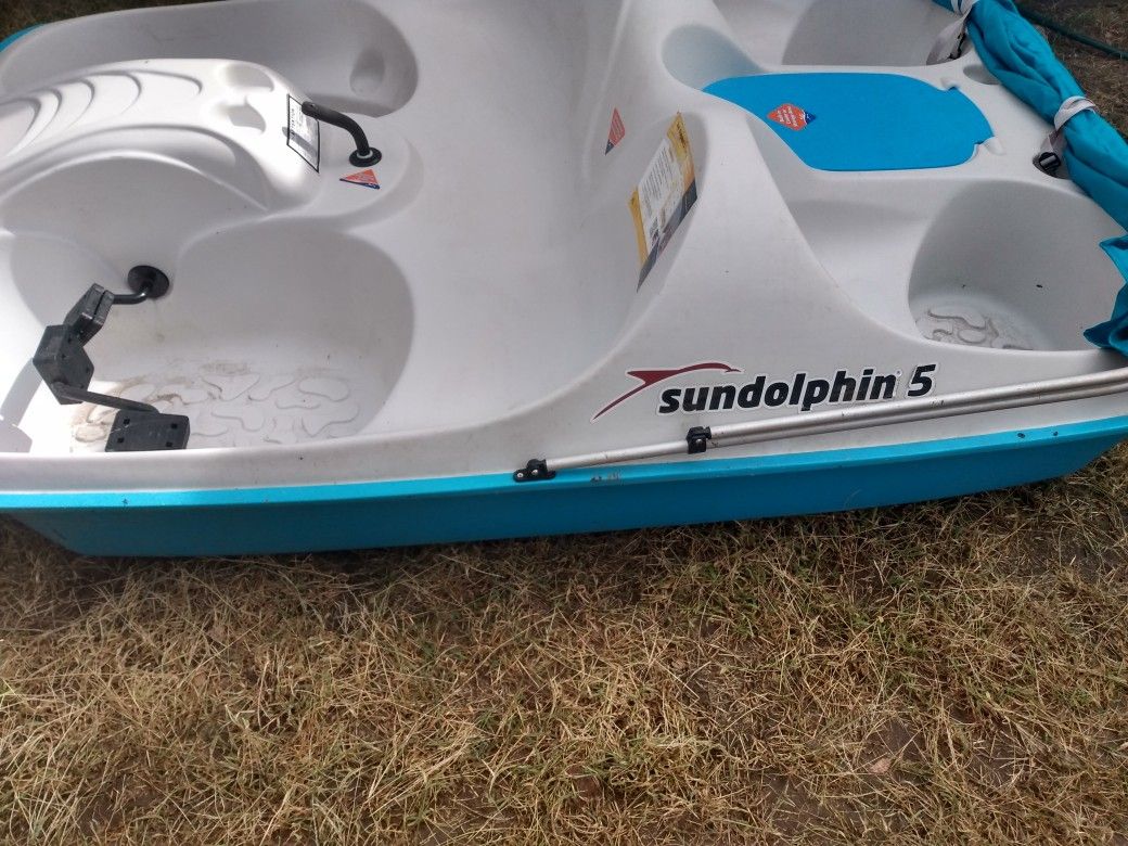 SUNDOLPHIN 5 PERSON PEDAL BOAT