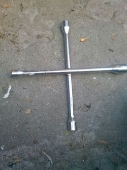 Lug wrench