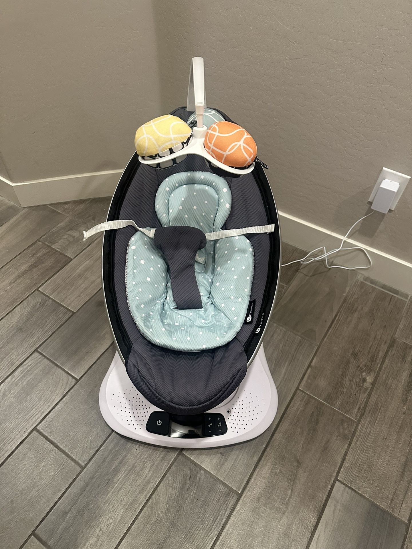 4moms Mamaroo 4 Mutli-Motion Swing with Newborn Inset