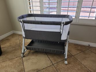 Baby bedside bassinet / co-sleeper in great condition!