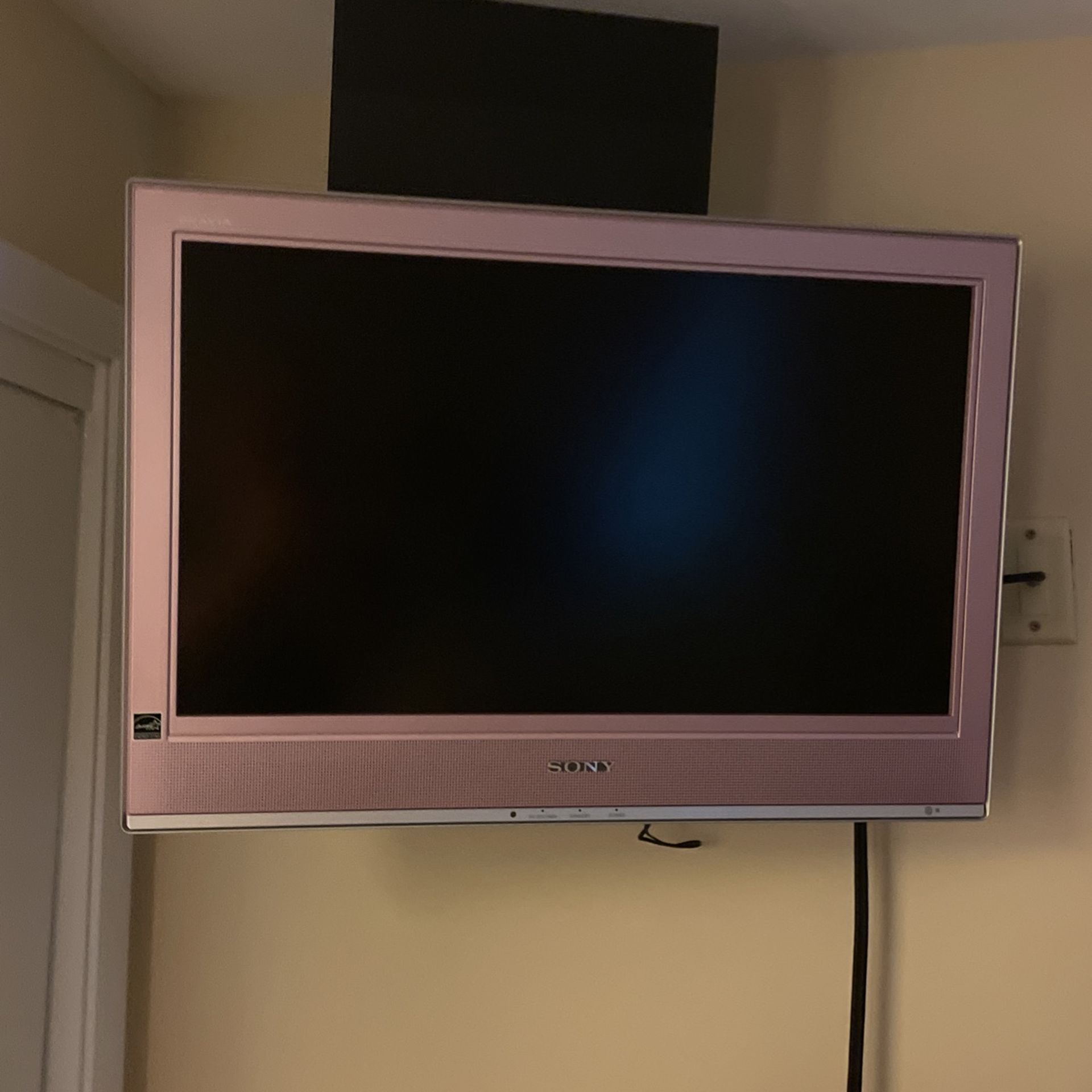 TV : 32” Pink Sony With Remote .& Wall Mount