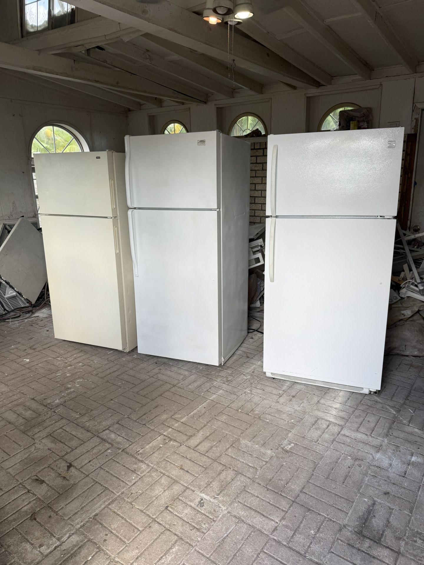 🇺🇸PERFECTLY RUNNING FRIDGES START OUT AT $350.FOR HOTPOINT ONE🎉PURE WHITE ONES ESTATE BRAND OR KENMORE ONES ARE $375 EACH🎊 ESTATE BRAND HAS ICE