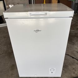 Koolatron Deep Freezer - Chest Freezer, 1 Wire Basket,