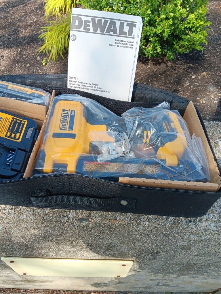 20v Cordless Cable Stapler Kit