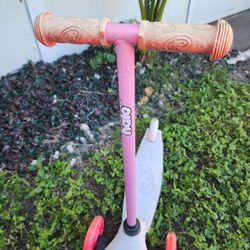 Halo three-wheeled scooter