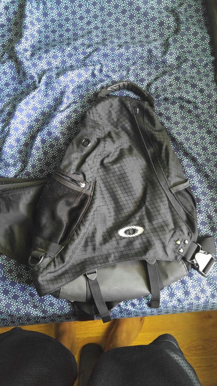Oakley sandbag sling backpack