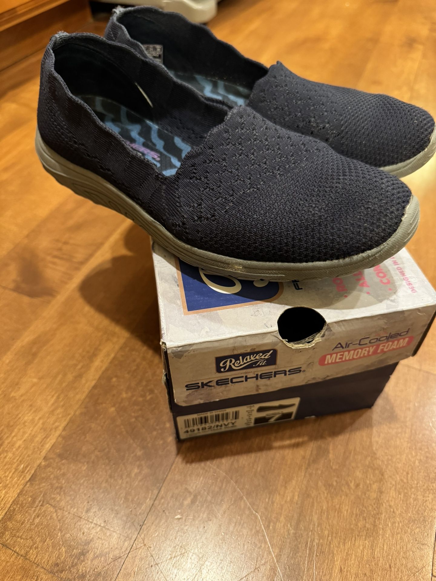 Woman’s Skechers Relaxed Fit Sneakers Size 7.5
