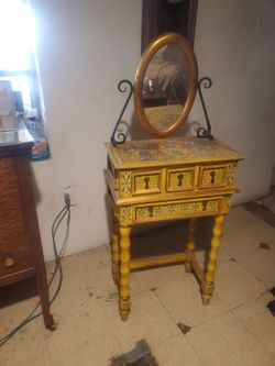 Small curio Vanity