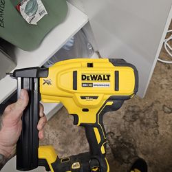 20V MAX XR Lithium-Ion Cordless 18-Gauge Narrow Crown Stapler