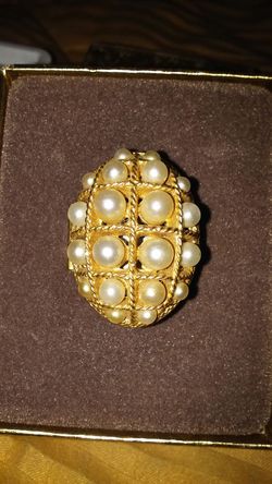 Vintage avon pearl ring locket