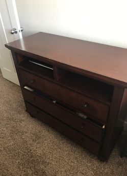 Solid wood rcwelly dresser