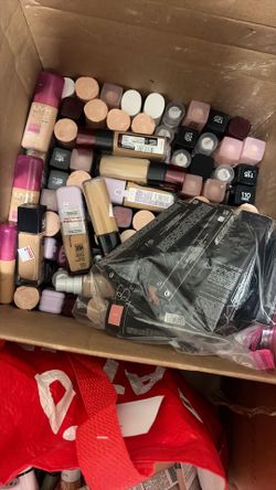 Brand NEW 500 pieces makeup