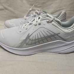 NIKE QUEST 5, size 11.5 men’s 