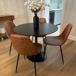 Round Kitchen Table And Chairs (4)