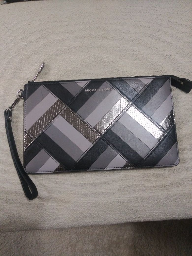 A BEAUTIFUL MICHAEL KORS DANIELA PATCHWORK LARGE WRISTLET-BLACK FOR SALE