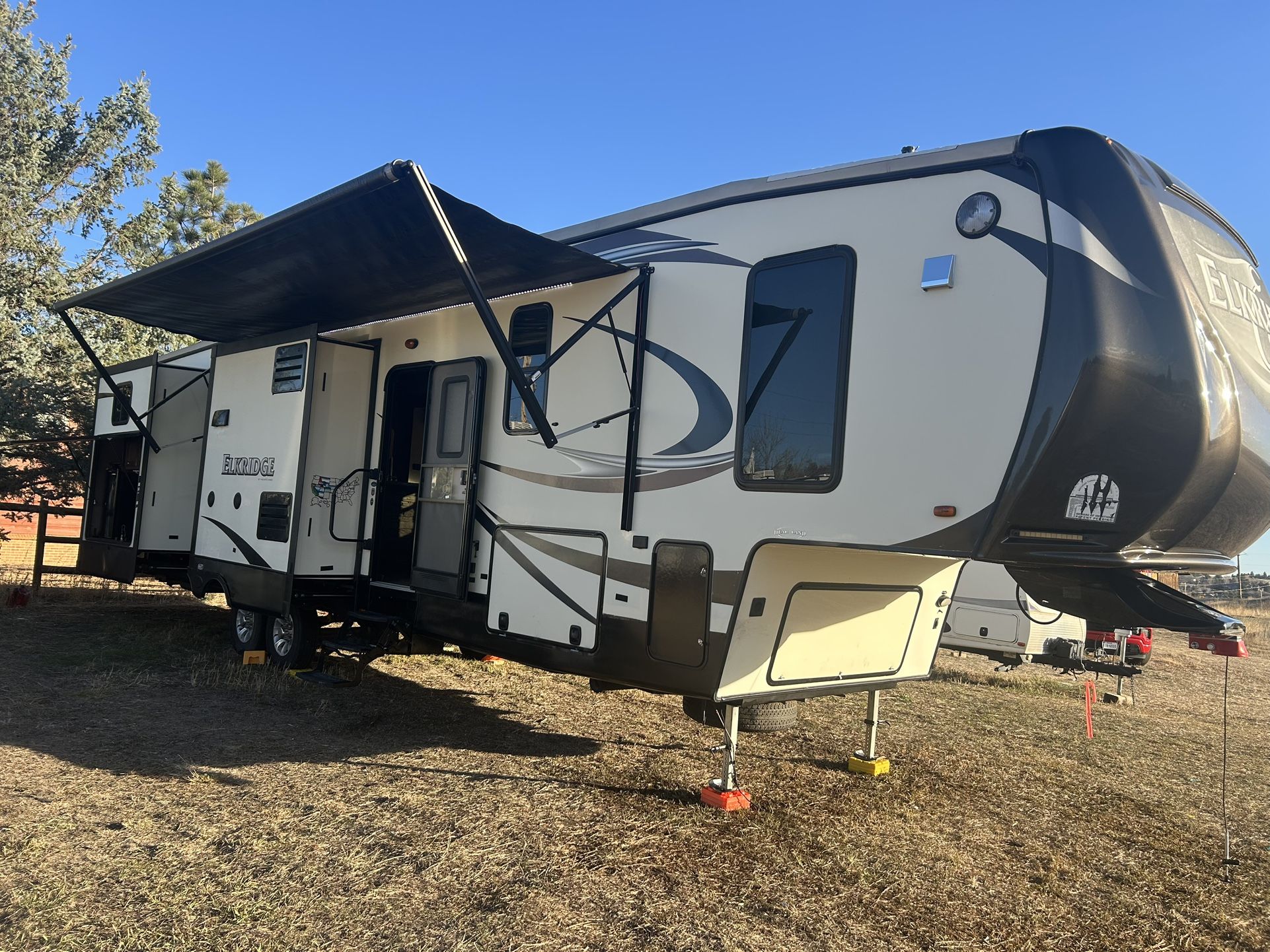 2015 Heartland Elk Ridge five slides