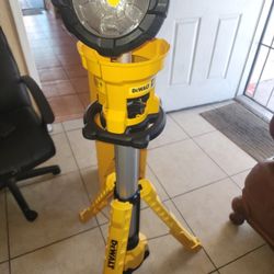 DEWALT
20V MAX 3000-Lumen Adjustable LED Tripod Ligh Solo Se Provo 