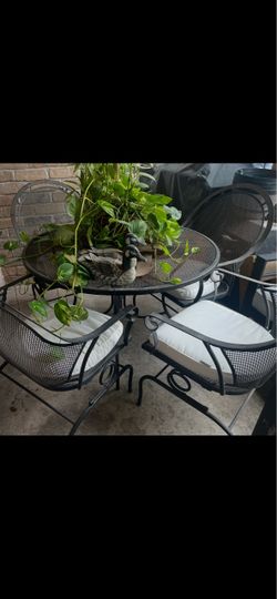 Round metal patio furniture