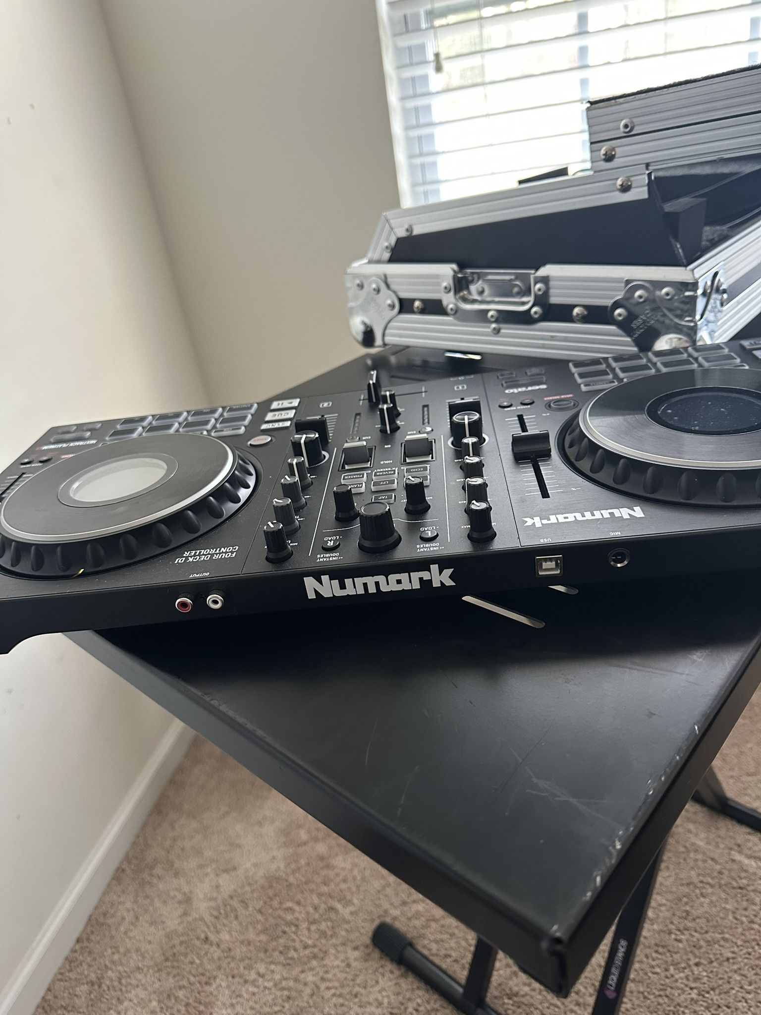Numark Platinum DJ Mixer ,w Case , And Headphones