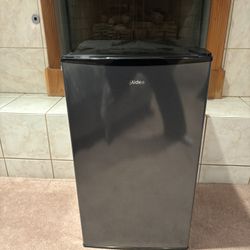 Midea Mini fridge