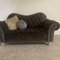Tuffed Loveseat 