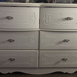 Dresser And comes With Mirror  