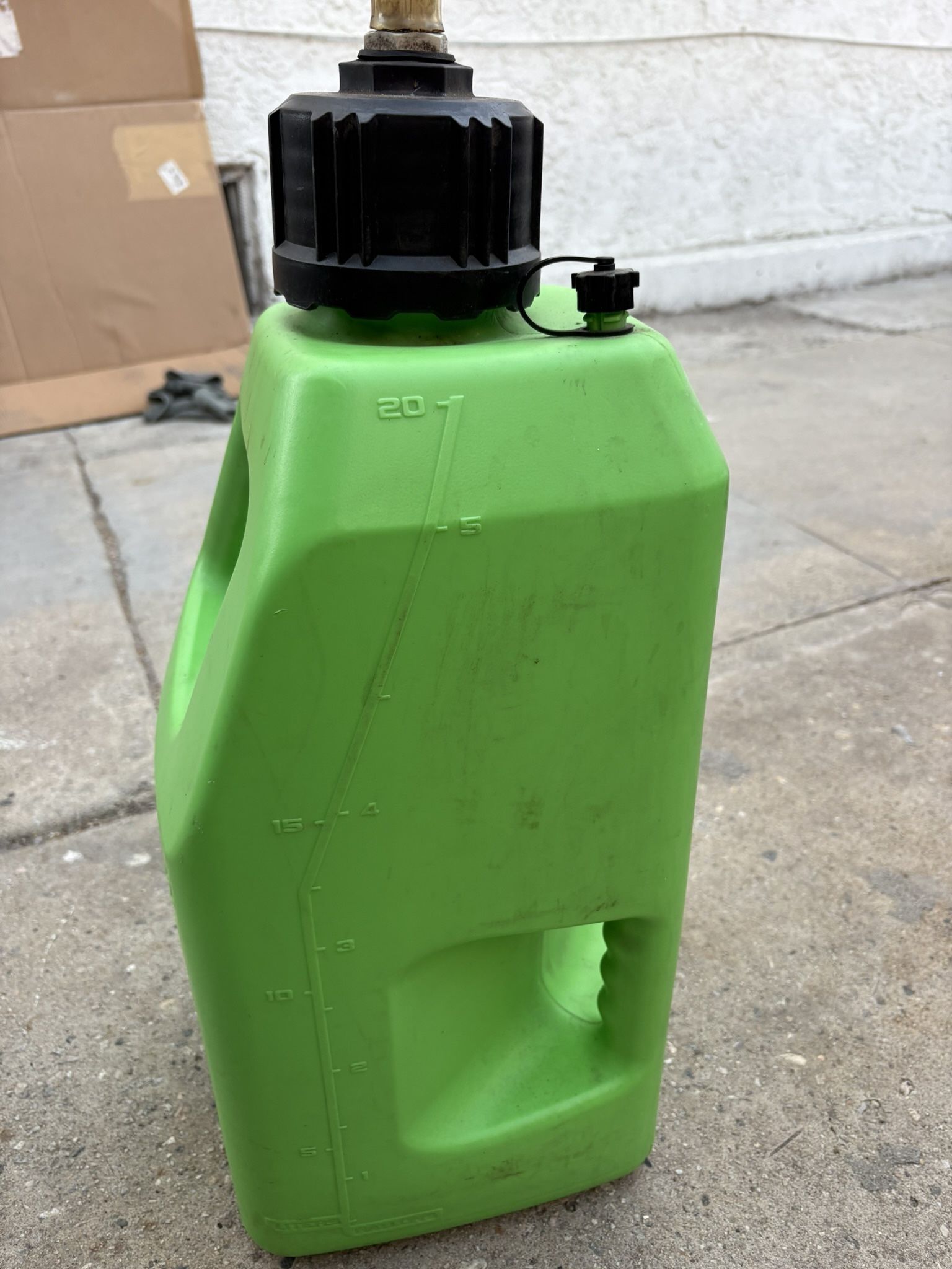 Easy to remove cap with side grip and wrench hex plug Ergonomic two handle design places one handle lower for easier lifting and better control Made