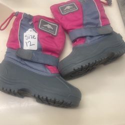 Girls Snow Boots  Size 12.       15$ pick up downtown LA/Little Tokyo, cash or Zell only.
