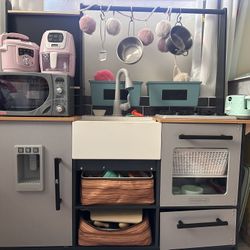 Toy Kitchen With Extras 