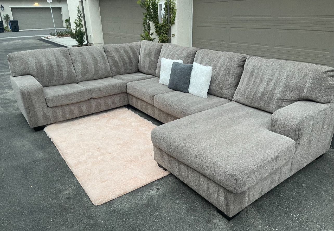 Huge Light Gray Sectional Couch In Excellent Condition - Free Delivery ๐