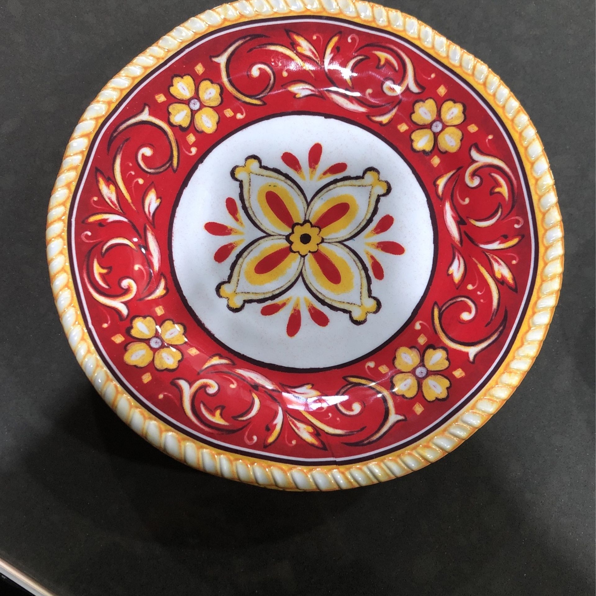 5 Plastic Dinner Plates