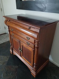 Beautiful Sideboard table , beautiful buffet table ,  nice accent decor table must see , 39L x 20w x 41H