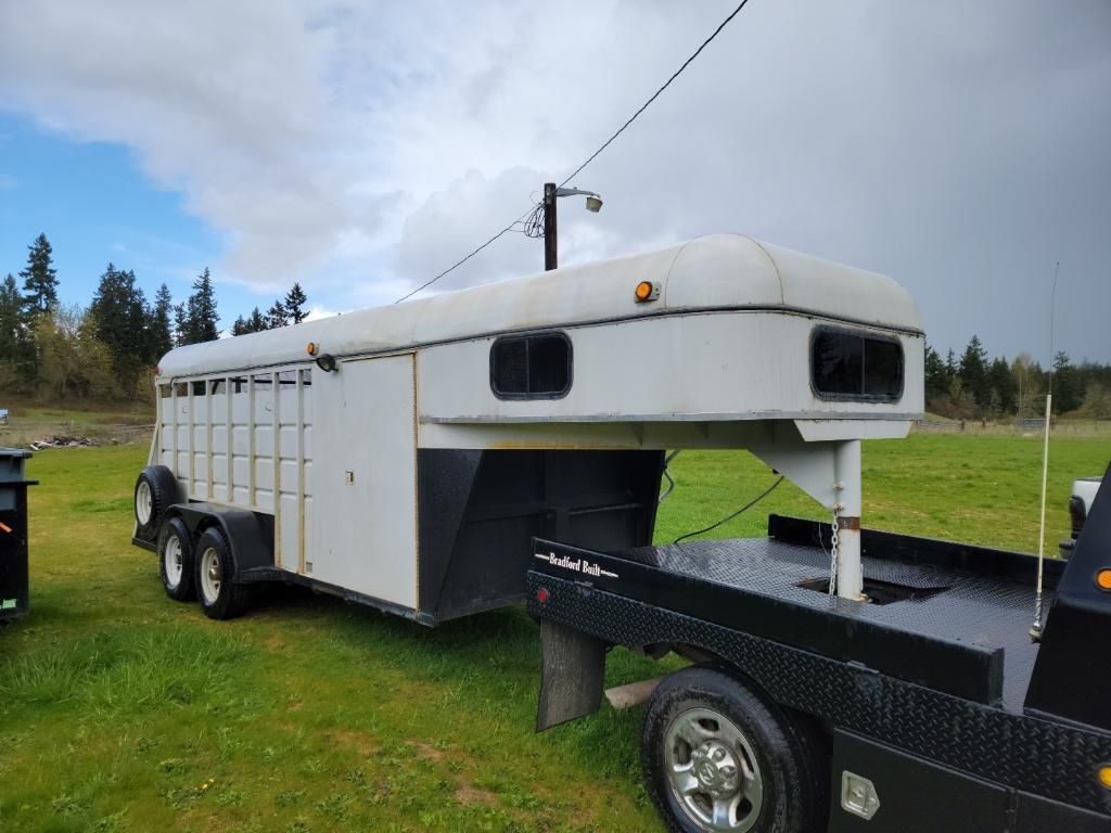 Horse Trailer 24ft Slant 4 GooseNeck With Tack room.