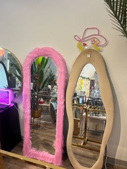 Plush Faux Fur Full-Length Mirror for Glam Bedroom Decor