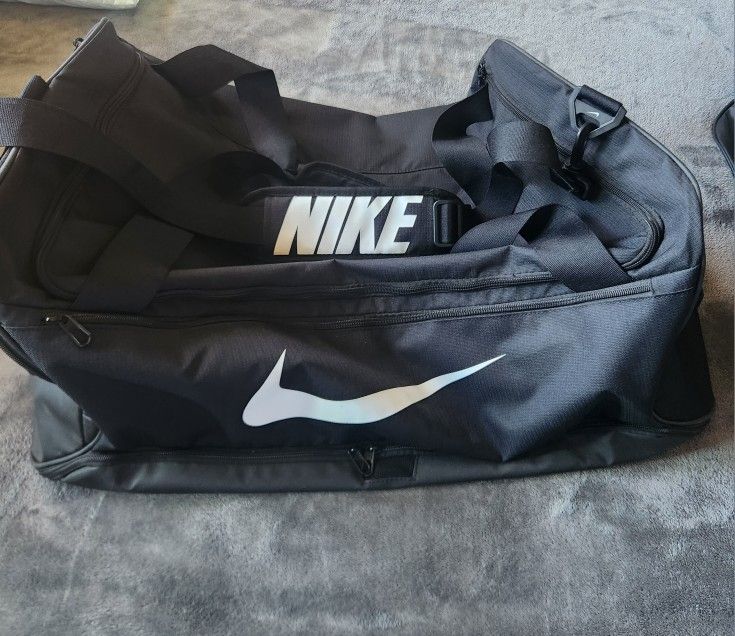 Nike Brasilia 9.5 Large Duffle Bag 