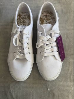 NWOB-LASCANA Women's White Canvas Low Top Lace Up Sneakers Comfort Logo US 8