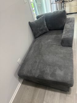 Chaise lough. Gray