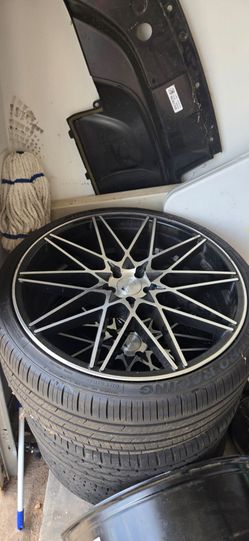 Aftermarket Wheel with Radar Renzo Racing Tire