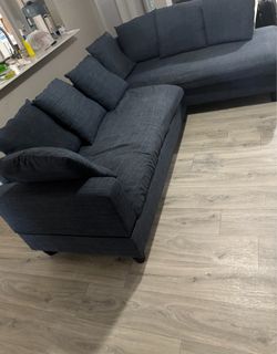 Sofa with 8 Pillows – Excellent Condition – Dismantlable