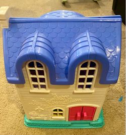Plastic Toy Dollhouse with Blue Roof
