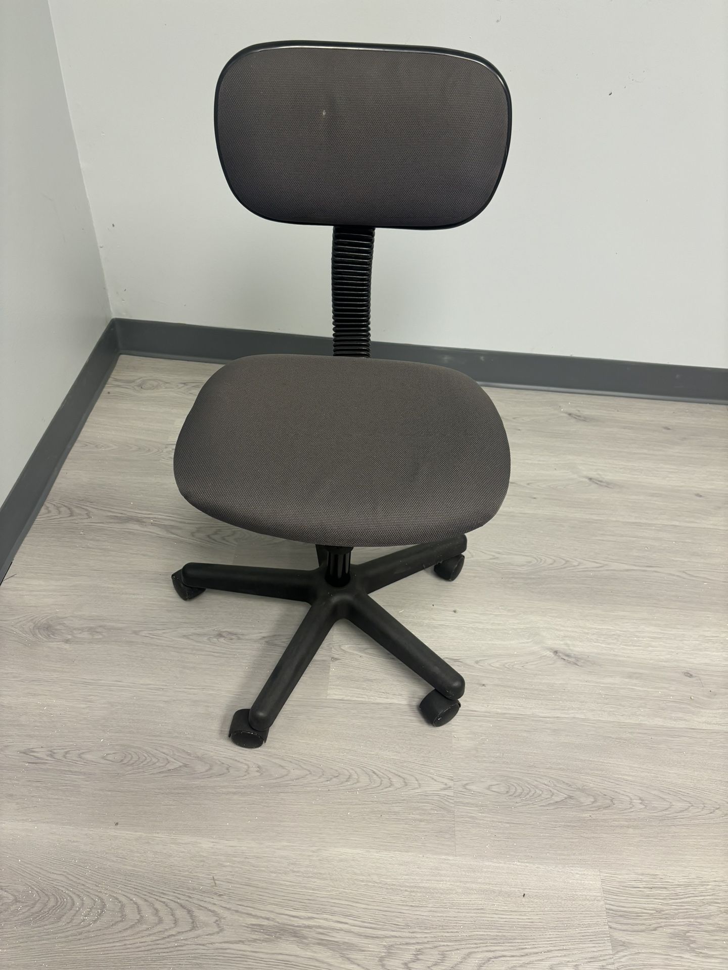 🪑 For Sale: 6 Adjustable Office Chairs — Great for Workstations or Classrooms!