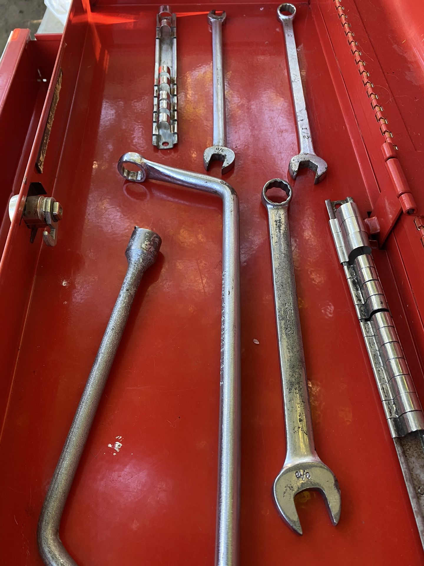 Tools Snap on.  Mac Blue Point  the box is no Snap on 