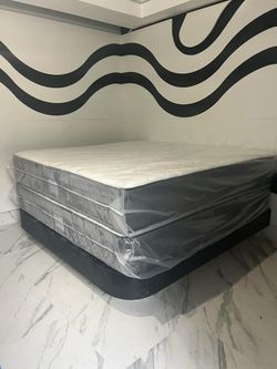 NEW MATTRESS KING SIZE PLUSH WITH BOX SPRING