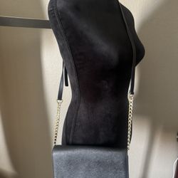 MICHAEL KORS authentic cross body/ shoulder bag in great condition like new  Has multiple pockets  The measurements are  3”x7”x 