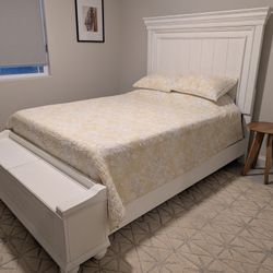 LIKE NEW Queen Bedroom Set: Casper Mattress + Storage Bed + Box Spring