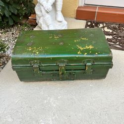 Beautiful  Vintage Metal  Luggage/  Suitcase/Trunk 