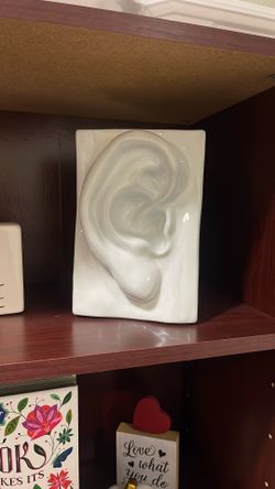 Ear Sculpture White 