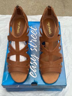 NEW Easy Street Amaze Women’s Strappy Block Heeled Sandals Cognac Size 11