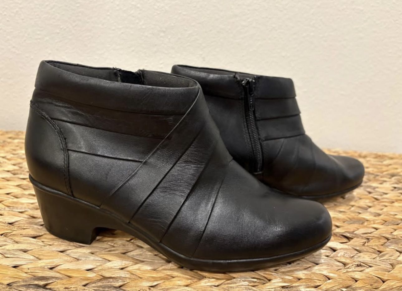 Women’s size 7.5 Clark’s black leather boots shoes - comfort & style